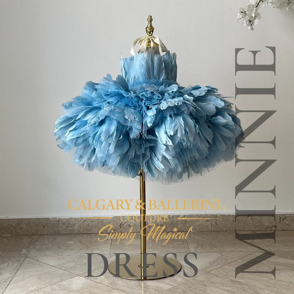 Robe de demoiselle d'honneur en plumes bleu azur