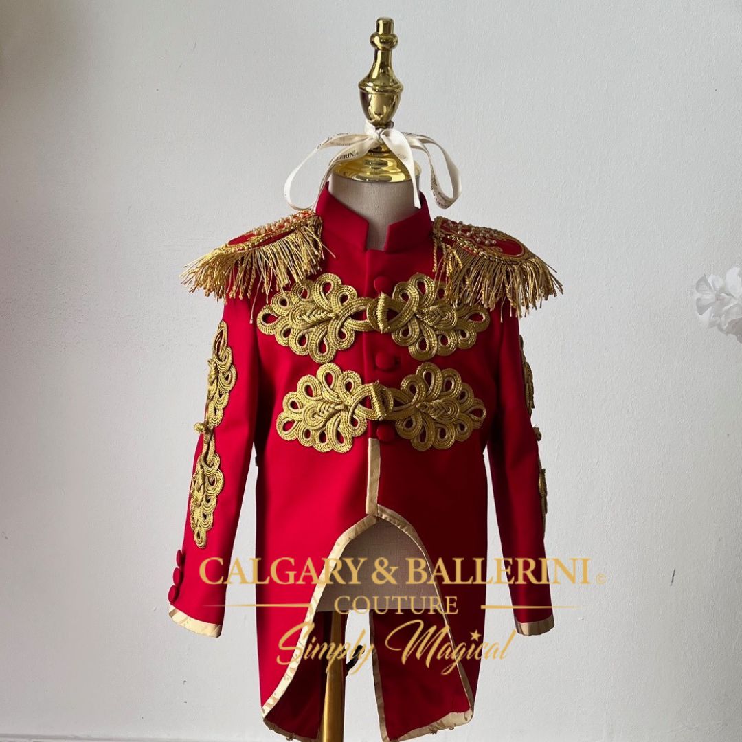 Luxury red ringmaster costume for boys with gold trimmings and sequins”