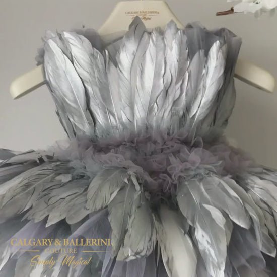 This metalic feather dress not only looks beautiful on, but it also stands out from all the rest and provides an especially refined aesthetic. Completely handcrafted using goose feathers, Minnie is a truly unique silver dress that you won’t find anywhere else
