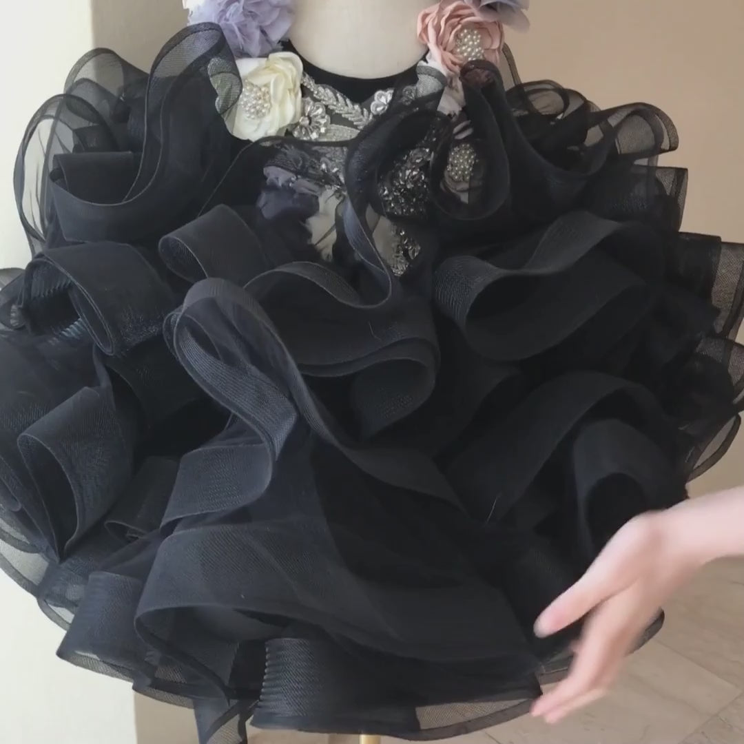video showing details of the skirt 
