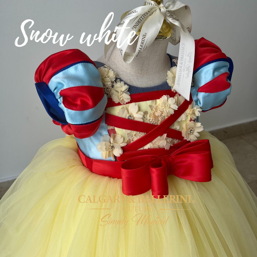 Snow White will look like a real life princess in this floor length tulle luxury gown. This costume features a floor length tulle cape with feather details and character themed head piece.